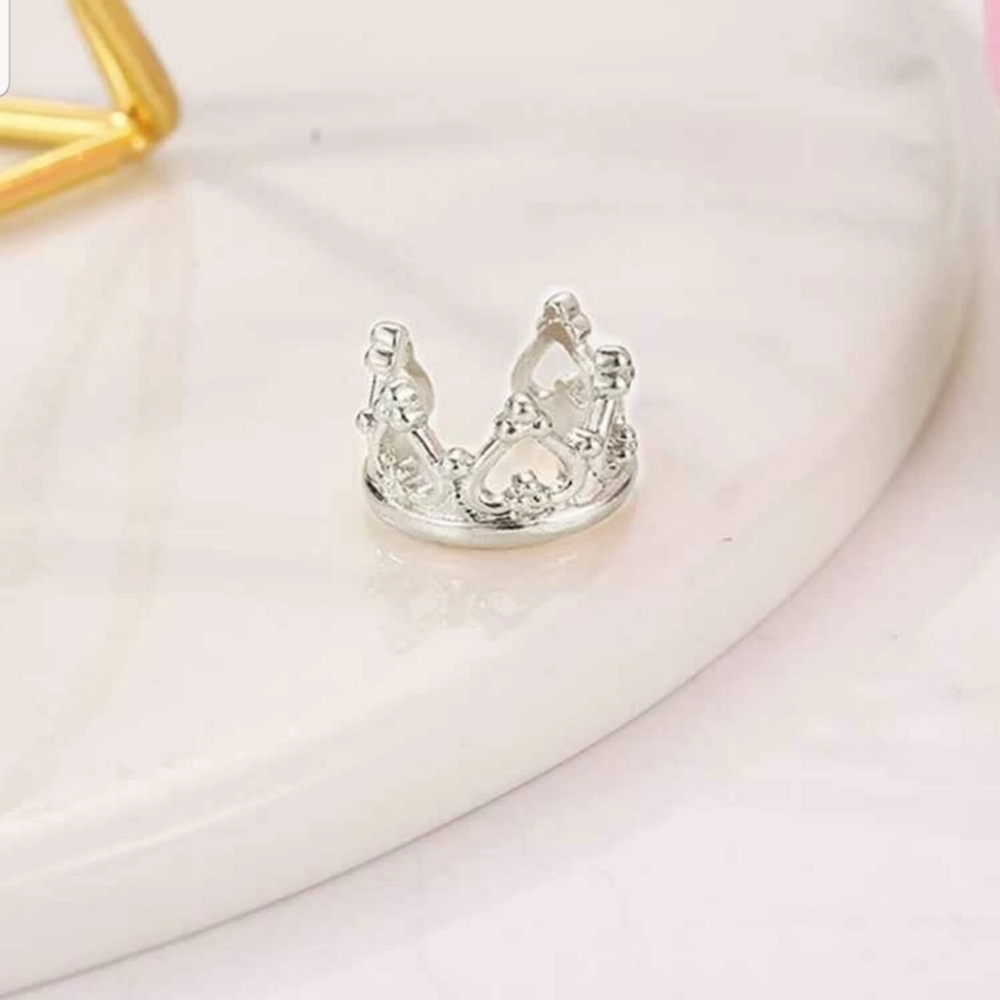 Relisted*Satine* Silver crown Ear cuff - Picture 2 of 3